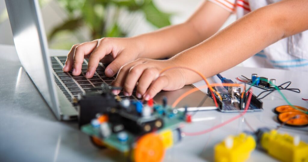 問題解決力はプログラミングで伸びる？子どもの考える力を育てる具体ステップと学習効果を解説